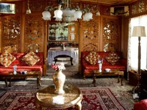 Шринагар: Houseboat Appolo Eight
