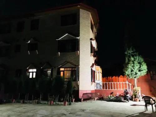 Шринагар: Assad Resorts