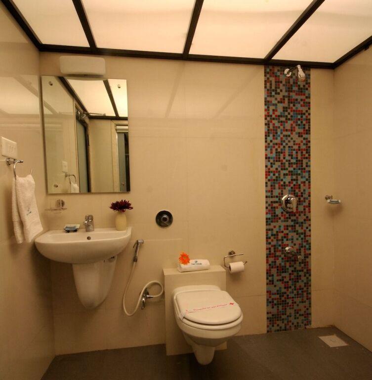 Мумбаи: OYO Premium Borivali Kora Kendra