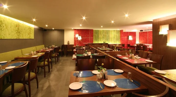 Мумбаи: OYO Premium Borivali Kora Kendra