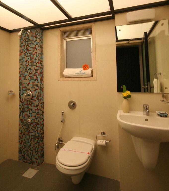 Мумбаи: OYO Premium Borivali Kora Kendra