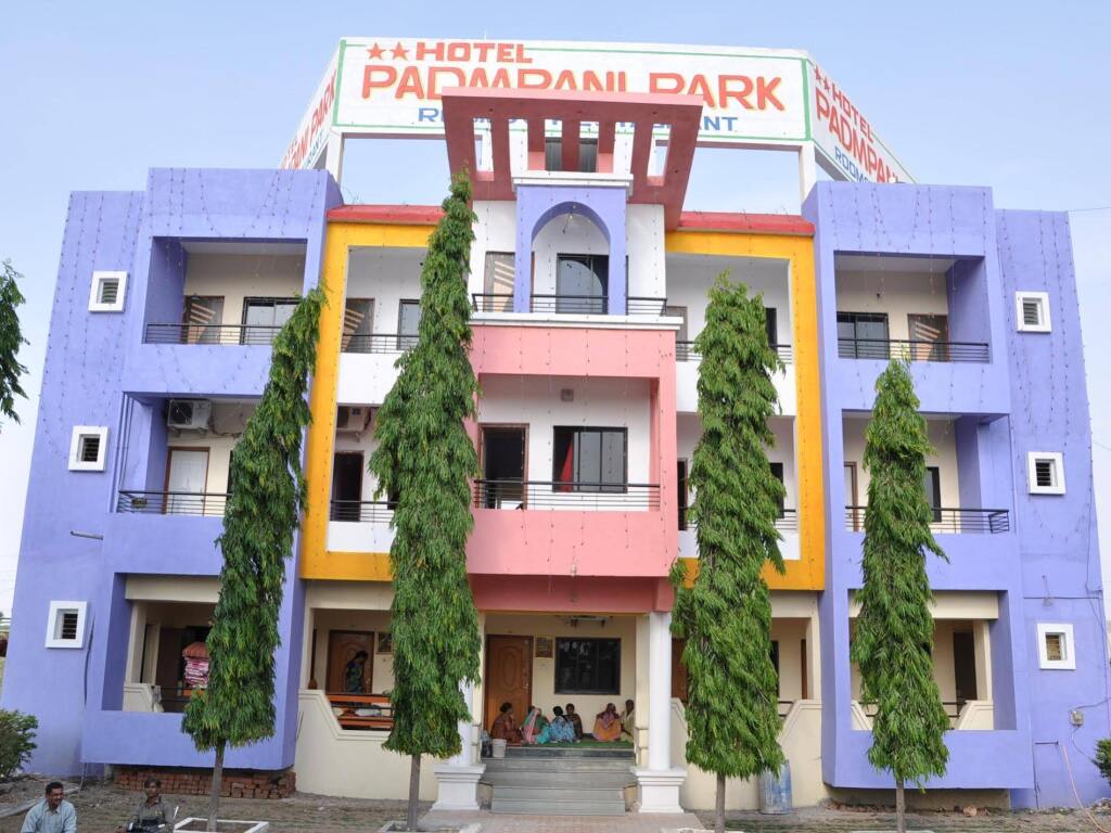 Фардапур: Hotel Padmapani Park
