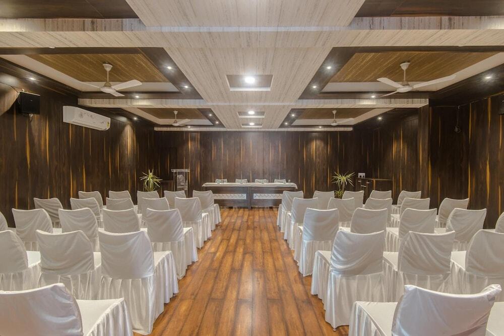 Ширди: Hotel Sai Pratik, Newly Built up, Complimentary Shuttle To The Temple