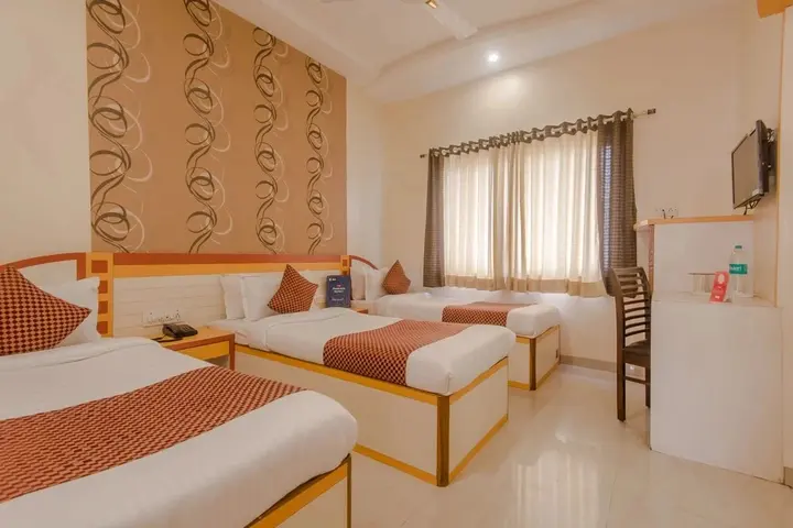 Ширди: Hotel Sai Pratik, Newly Built up, Complimentary Shuttle To The Temple