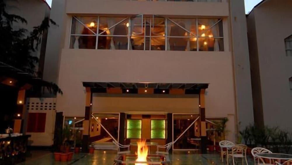 Наинитал: Hotel Arif Castles