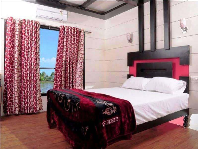 Аллеппи: Vaishnav Houseboat