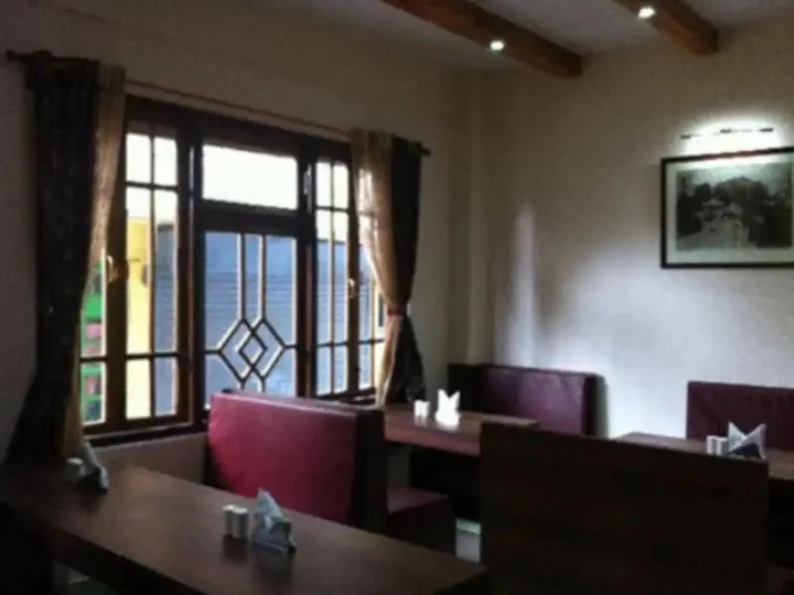 Дарджилинг: The Pinewood Hotel