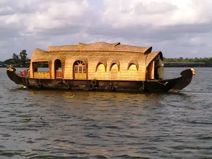 Кумараком: Kananavasan Houseboat