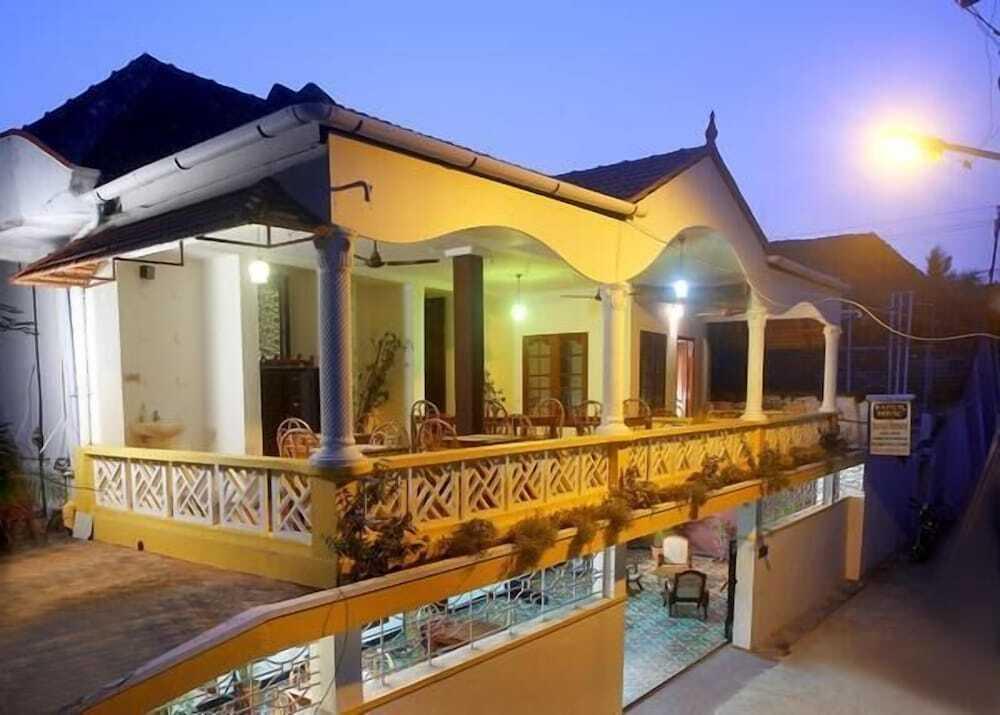 Коччи: Napier House