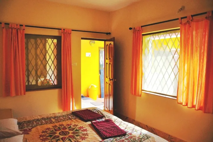 Вагатор: Yellow House