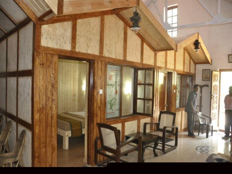 Ути: Suraaj Palace