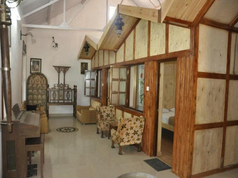 Ути: Suraaj Palace