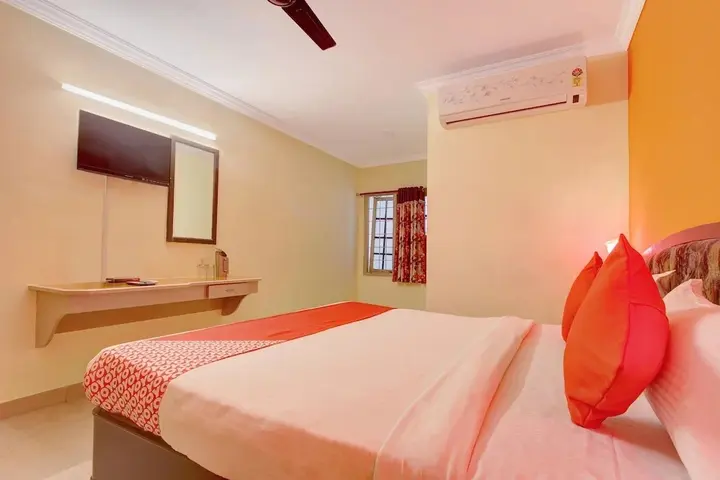 Хидерабад: Indu Pearls Inn by OYO Rooms