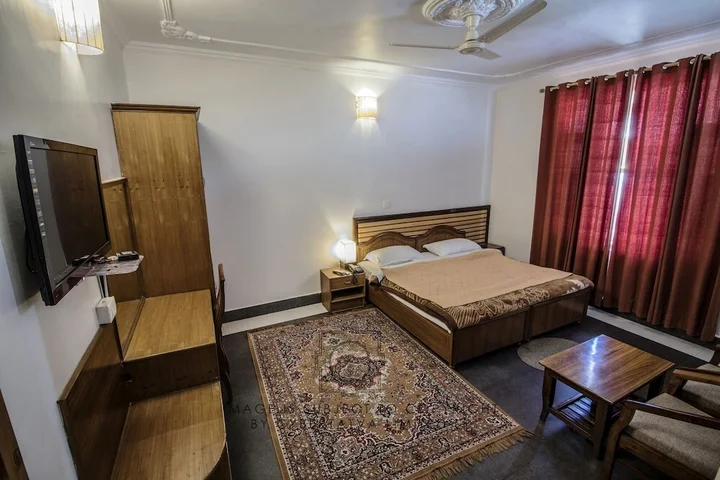 Кангра: The Lodge