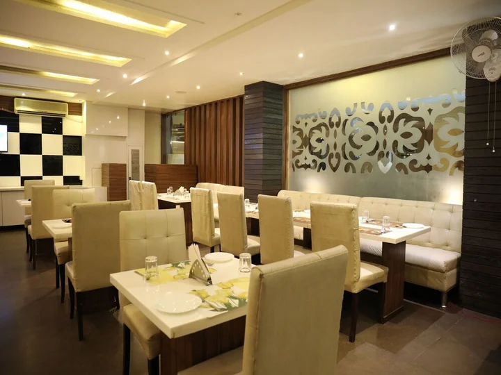 Агра: Hotel Poonam Plaza