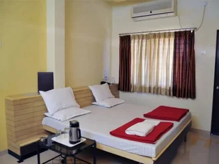 Бхусавал: Hotel Premier