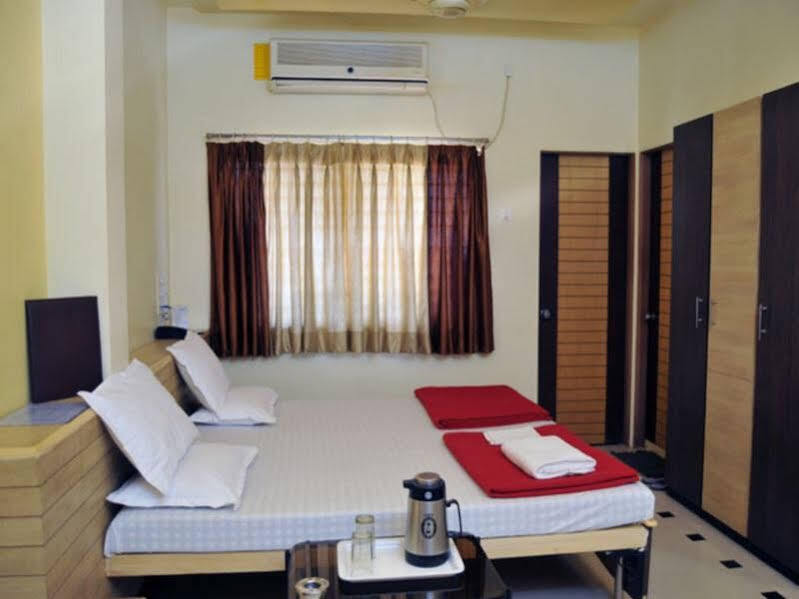 Бхусавал: Hotel Premier