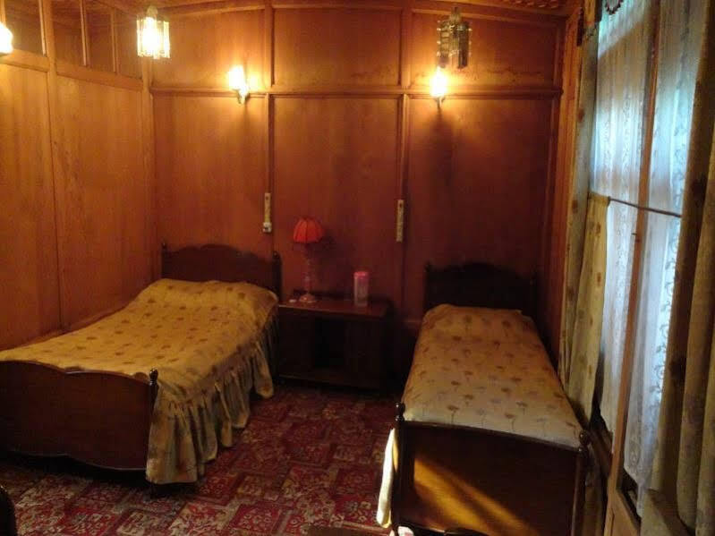 Шринагар: New Kharpalace Group of Houseboats