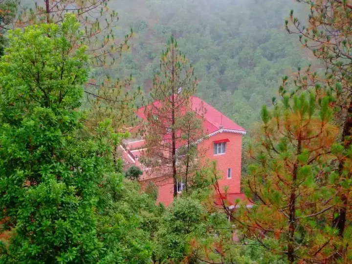Раникхет: Whispering Heights Hotel