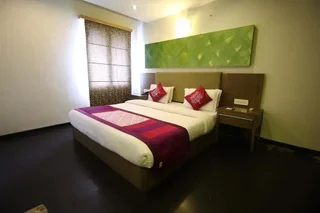 Ахмедабад: OYO Premium Gujarat College Ellisbridge