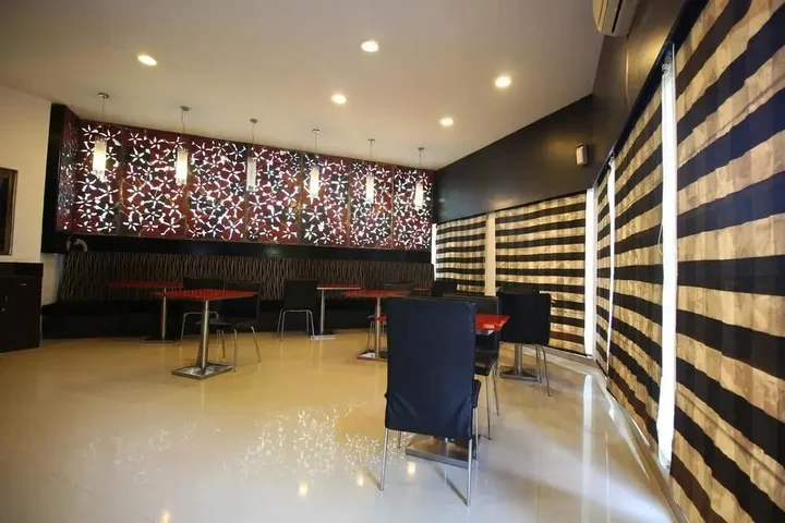 Ахмедабад: OYO Premium Gujarat College Ellisbridge