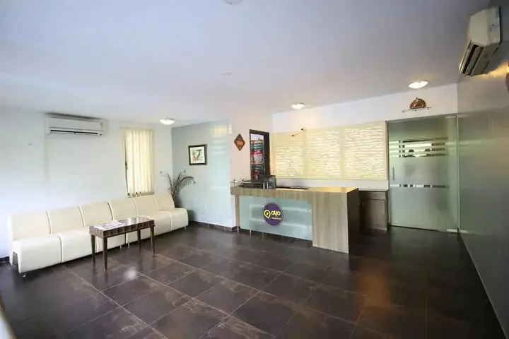 Ахмедабад: OYO Premium Gujarat College Ellisbridge