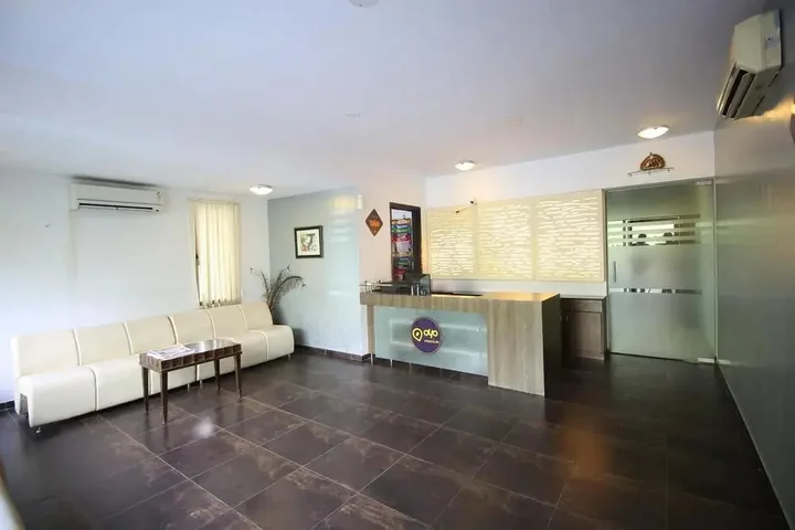 Ахмедабад: OYO Premium Gujarat College Ellisbridge
