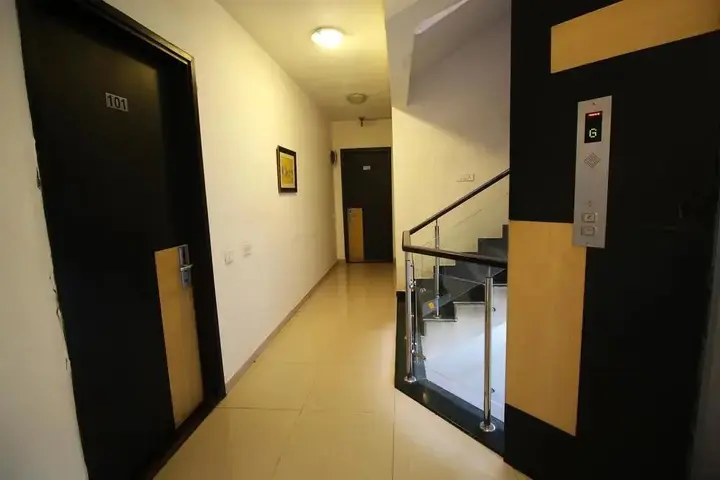Ахмедабад: OYO Premium Gujarat College Ellisbridge