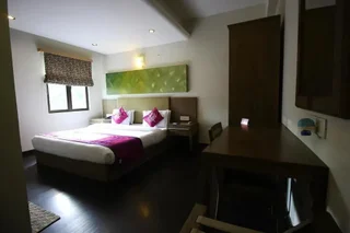 Ахмедабад: OYO Premium Gujarat College Ellisbridge