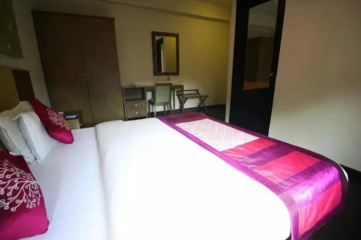 Ахмедабад: OYO Premium Gujarat College Ellisbridge