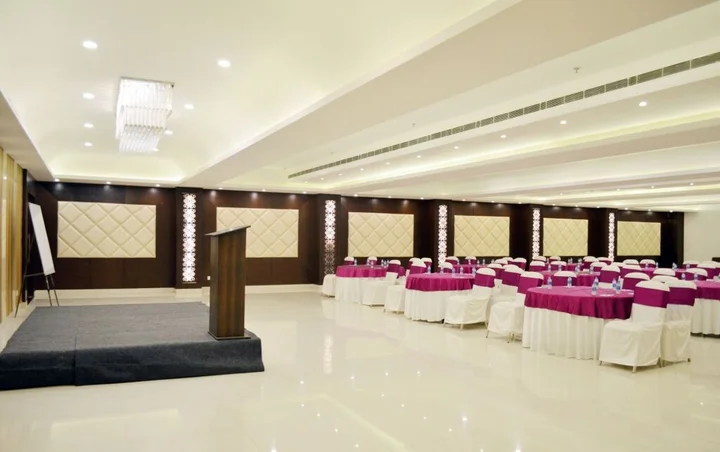 Лакхнау: OYO Premium Viraj Khand
