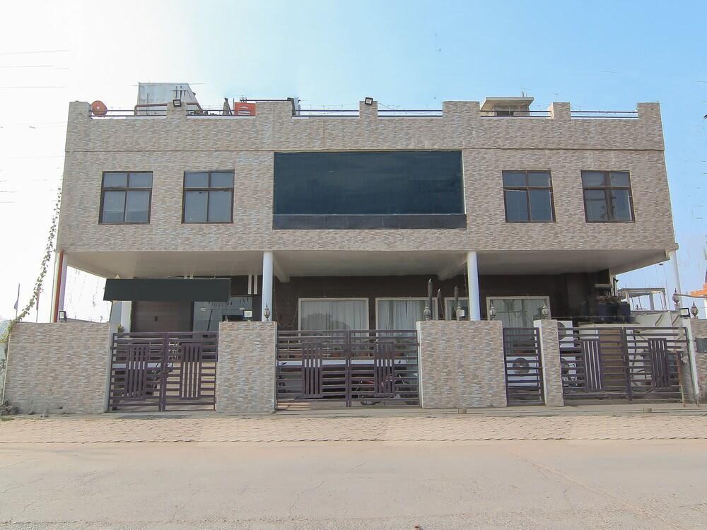 Лакхнау: OYO 1358 Hotel Crossroad