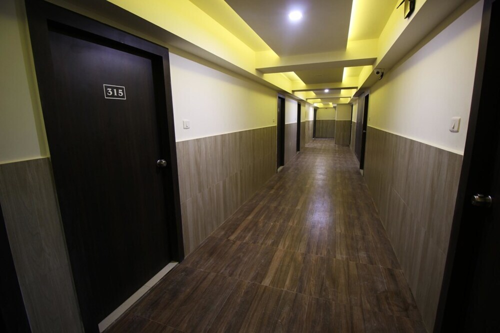 Раджкот: OYO 1360 Hotel Cross Road