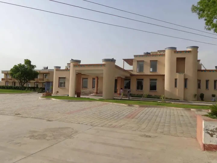 Шахджаханпур: Treehouse Sunrise Resort Neemrana