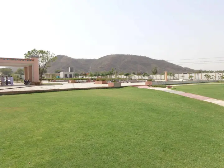 Шахджаханпур: Treehouse Sunrise Resort Neemrana
