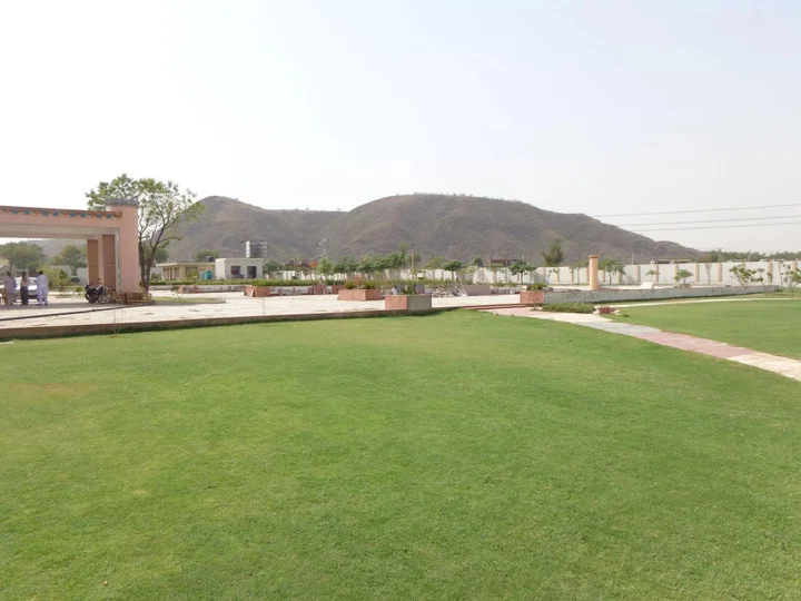 Шахджаханпур: Treehouse Sunrise Resort Neemrana
