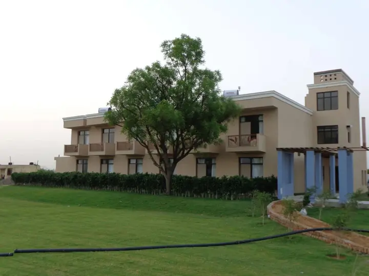 Шахджаханпур: Treehouse Sunrise Resort Neemrana