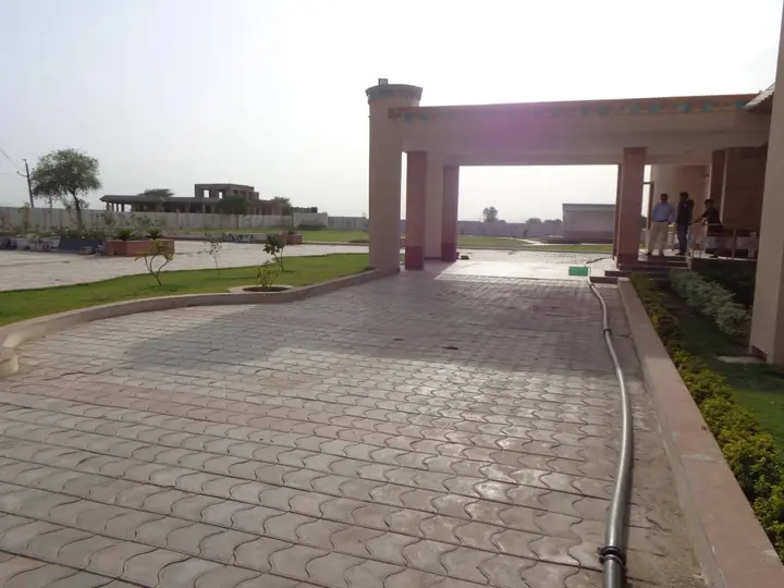 Шахджаханпур: Treehouse Sunrise Resort Neemrana