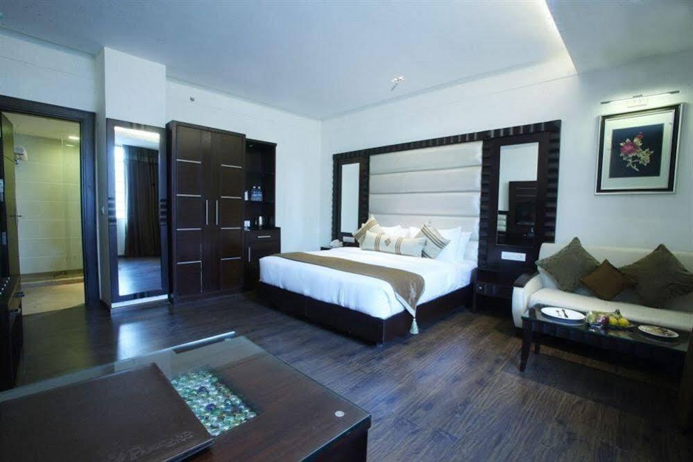 Нью-Дели: Parkland Grand Kapashera