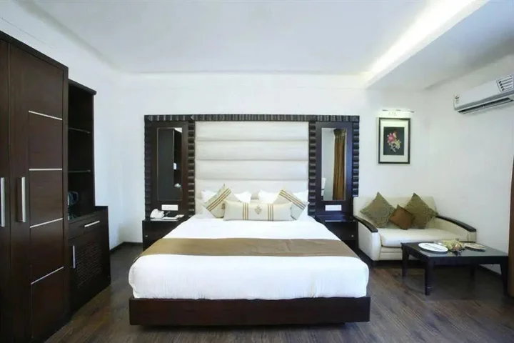 Нью-Дели: Parkland Grand Kapashera