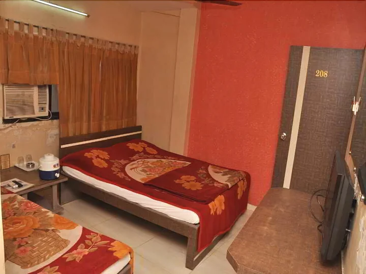 Сурат: Purohit S Hotel Raj