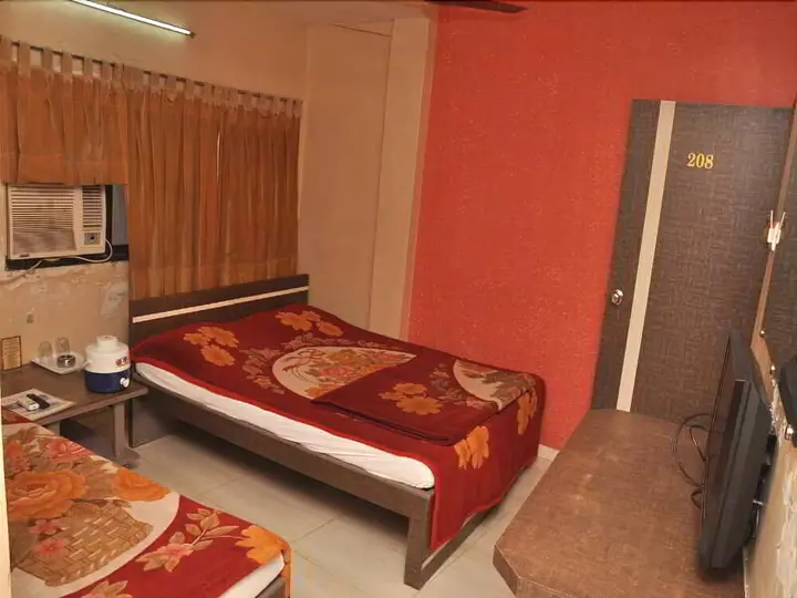 Сурат: Purohit S Hotel Raj