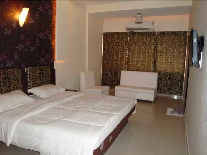 Сурат: Purohit S Hotel Raj