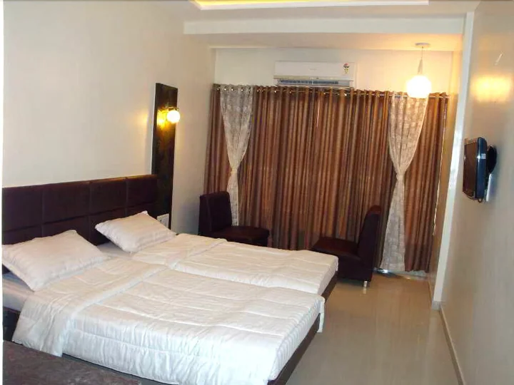 Сурат: Purohit S Hotel Raj