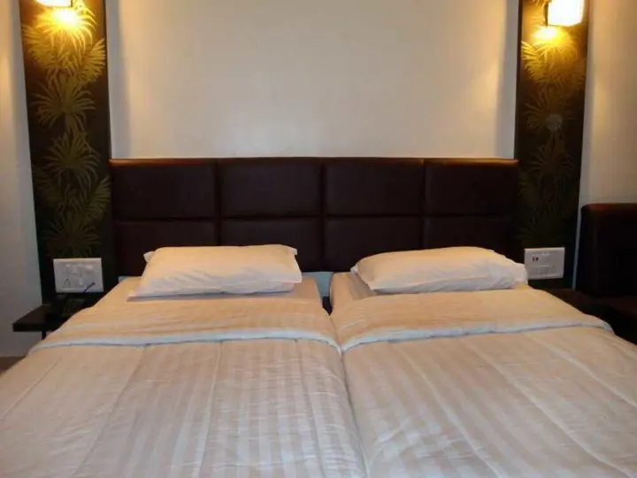 Сурат: Purohit S Hotel Raj