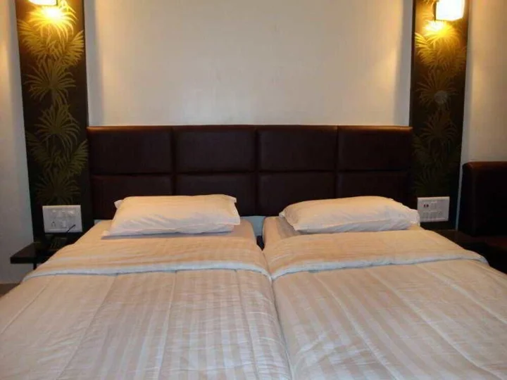 Сурат: Purohit S Hotel Raj
