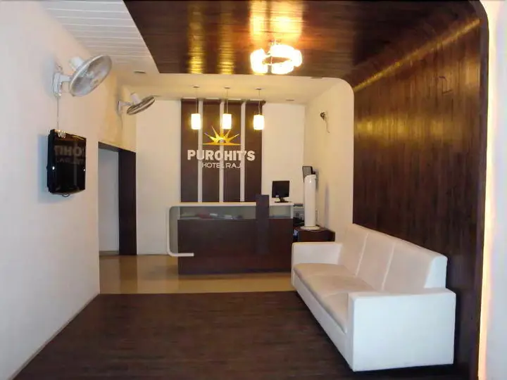 Сурат: Purohit S Hotel Raj