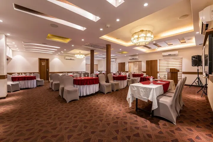 Нашик: The Ren Hotels