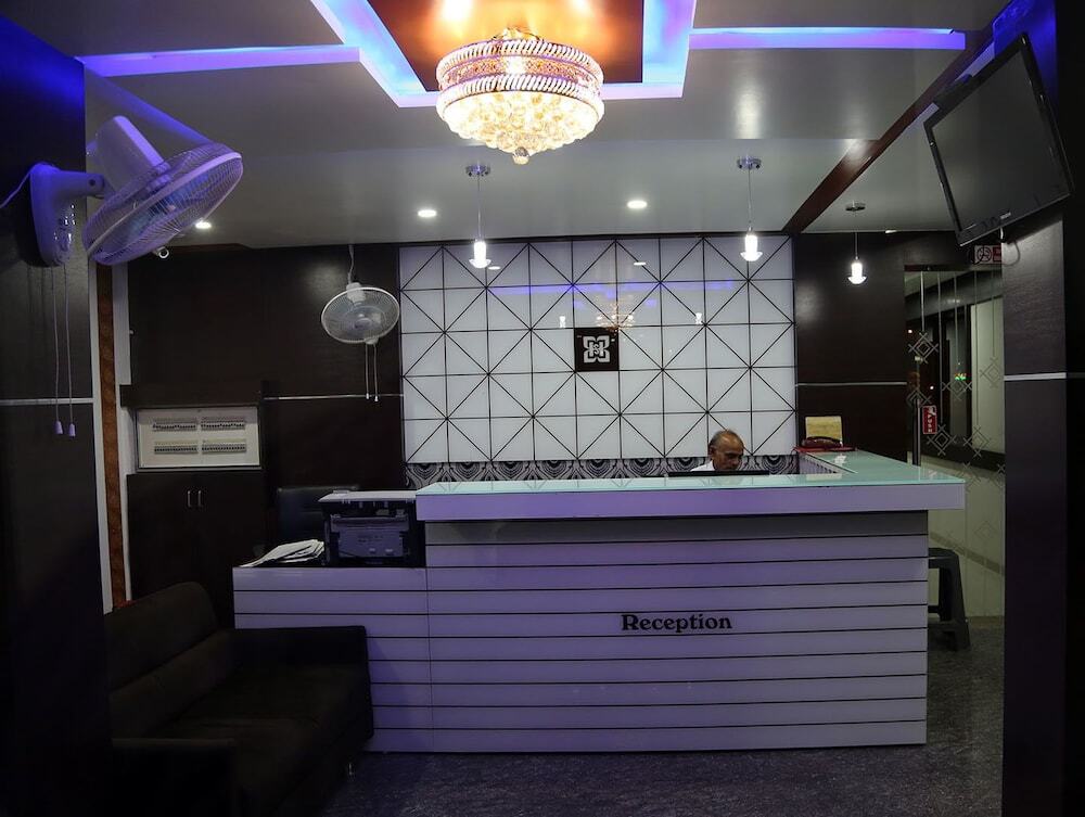 Сурат: Hotel Satkar