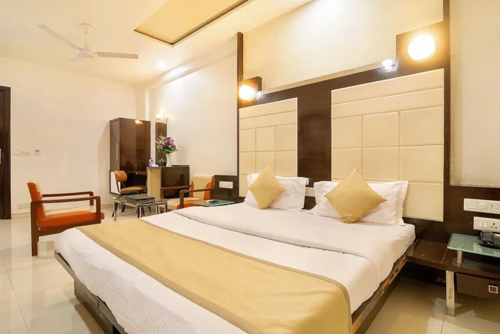 Сурат: Hotel Satkar
